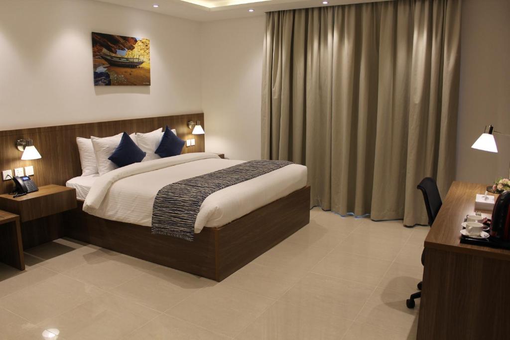 Postel nebo postele na pokoji v ubytování Duqm Express Hotel
