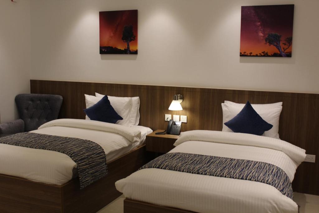 Postel nebo postele na pokoji v ubytování Duqm Express Hotel