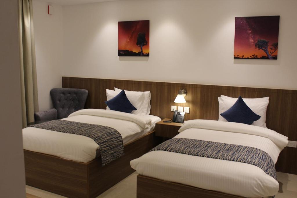 Postel nebo postele na pokoji v ubytování Duqm Express Hotel