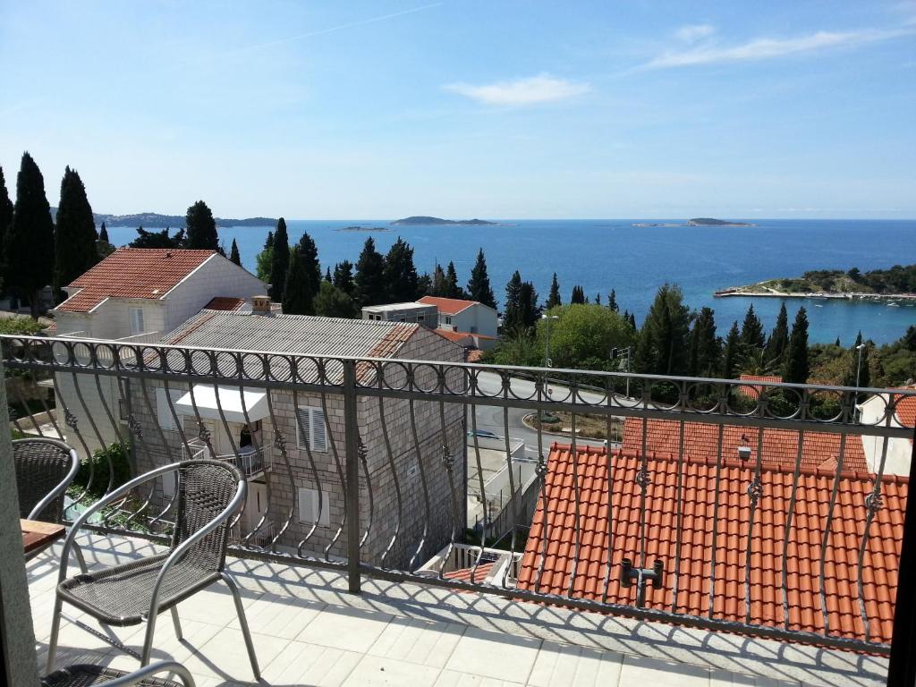 balcón con sillas y vistas al agua en Luxury apartment with amazing view en Mlini