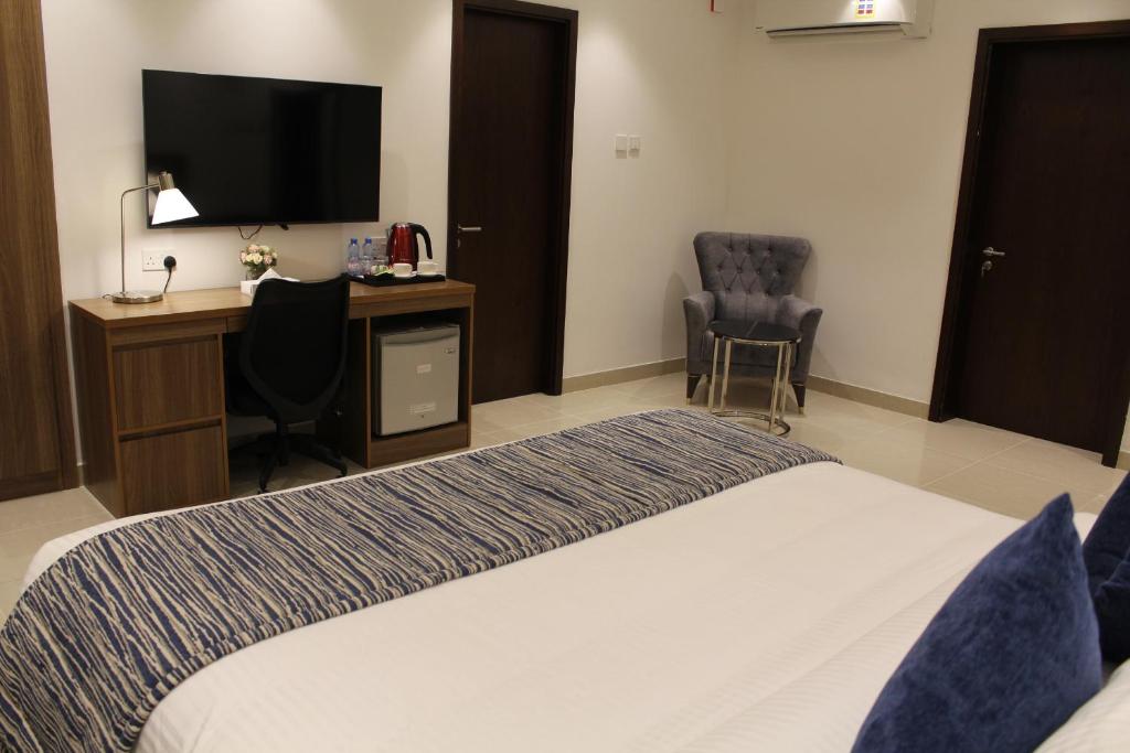 Postel nebo postele na pokoji v ubytování Duqm Express Hotel