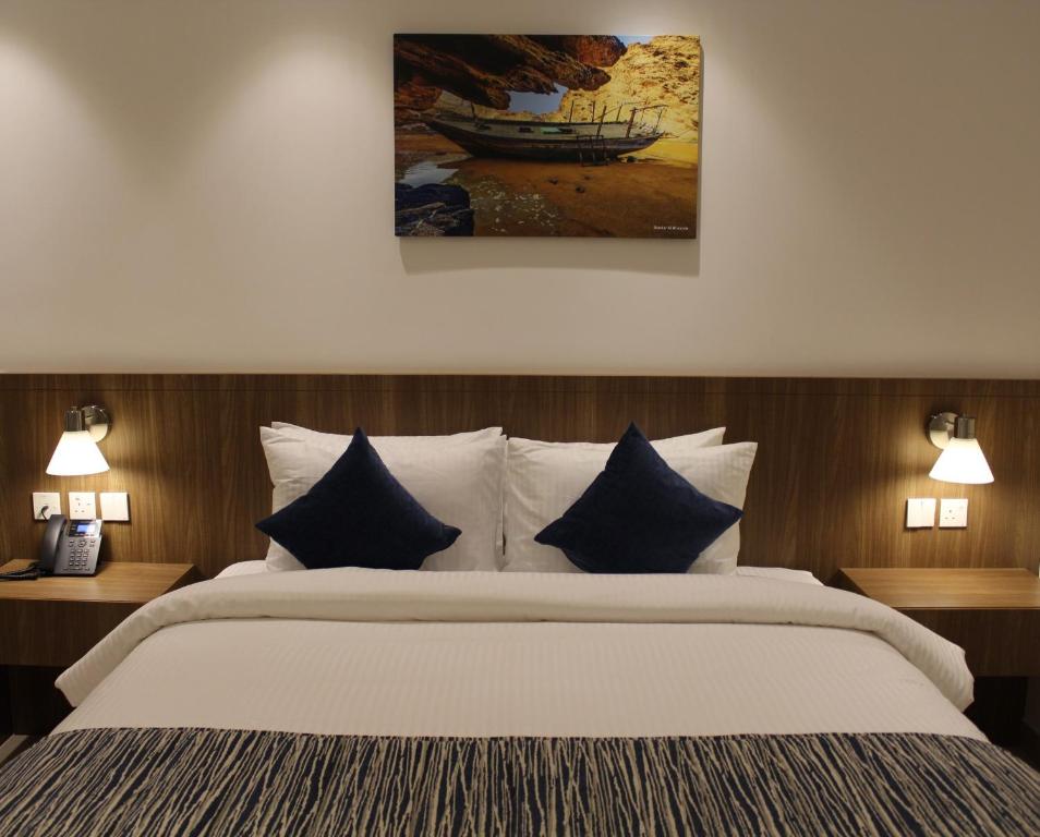 Postel nebo postele na pokoji v ubytování Duqm Express Hotel
