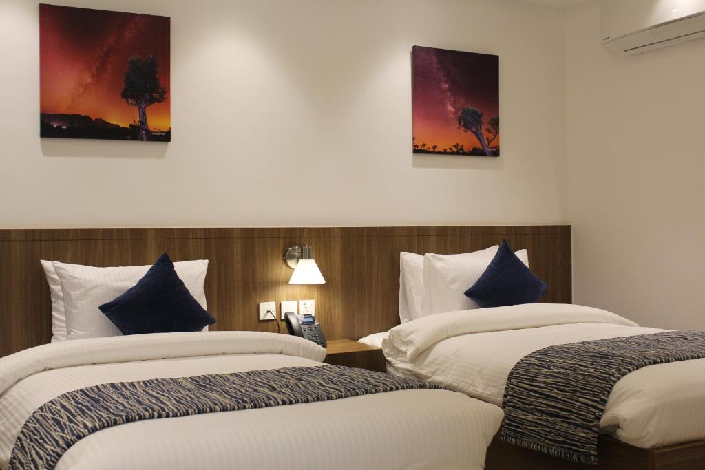 Postel nebo postele na pokoji v ubytování Duqm Express Hotel