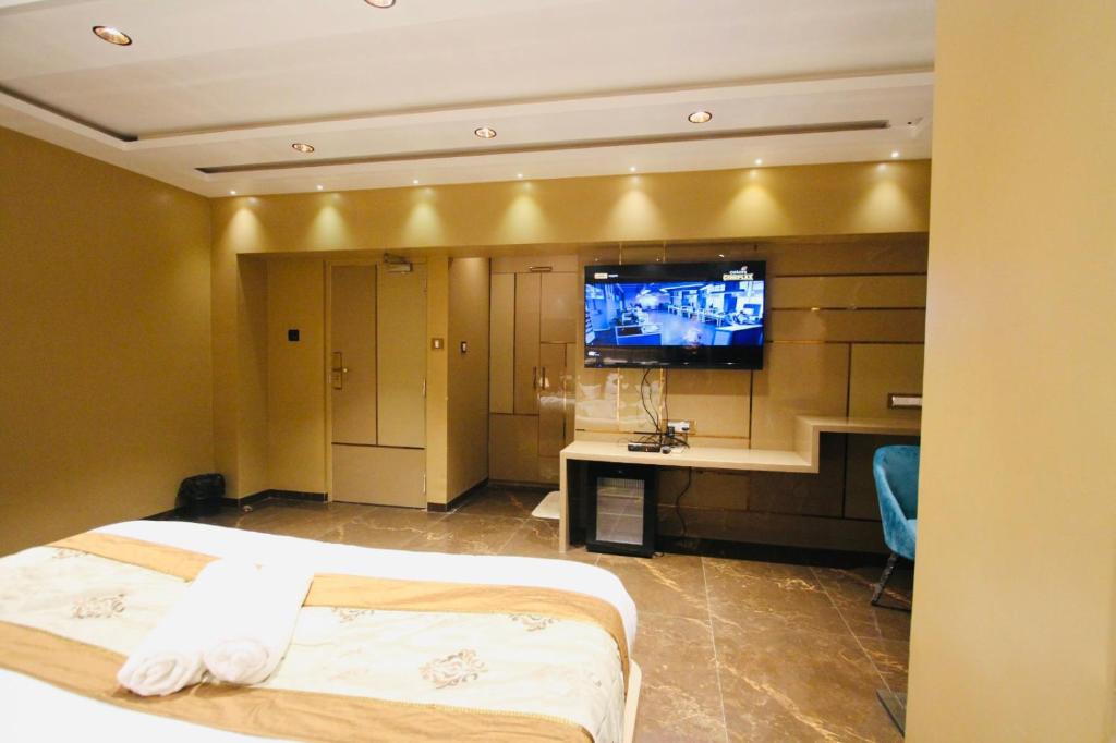 Home2 Renaissance Club - Deluxe Suite
