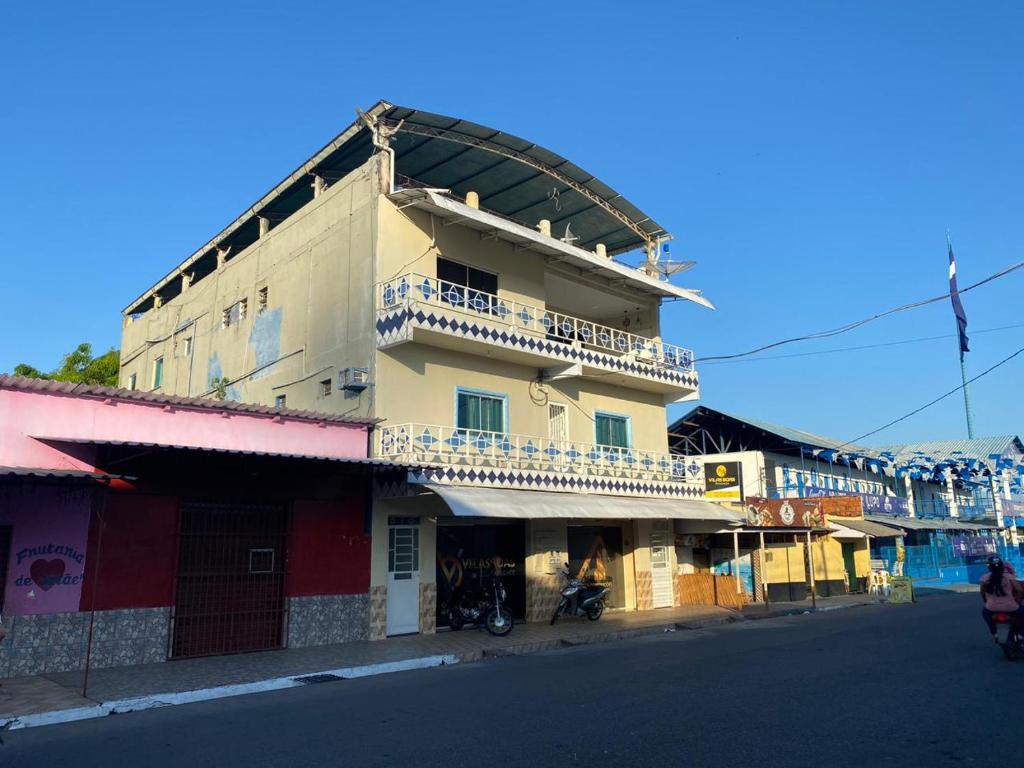 ein Gebäude mit einem Balkon an der Straßenseite in der Unterkunft Hotel Vilasboas in Parintins