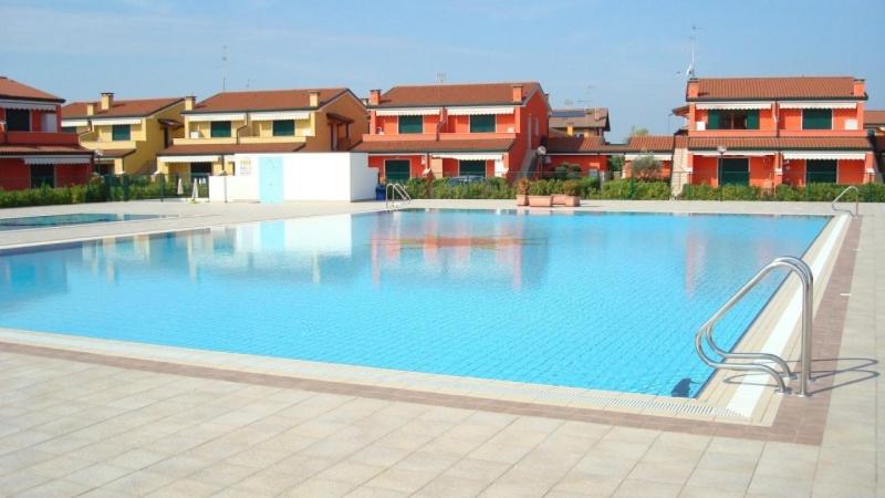 Бассейн в Residence Villaggio dei Fiori con Piscina e Posto Spiaggia Incluso или поблизости