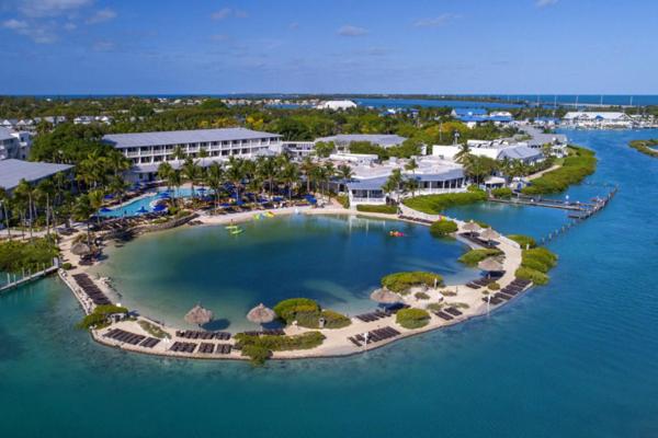 uma vista aérea de uma ilha resort na água em Villas at Hawks Cay Resort em Duck Key