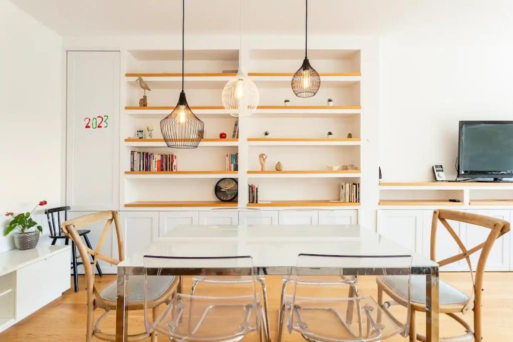 een eetkamer met een witte tafel en stoelen bij 4 Bedroom Spacious Apartment in Nisantasi in Istanbul