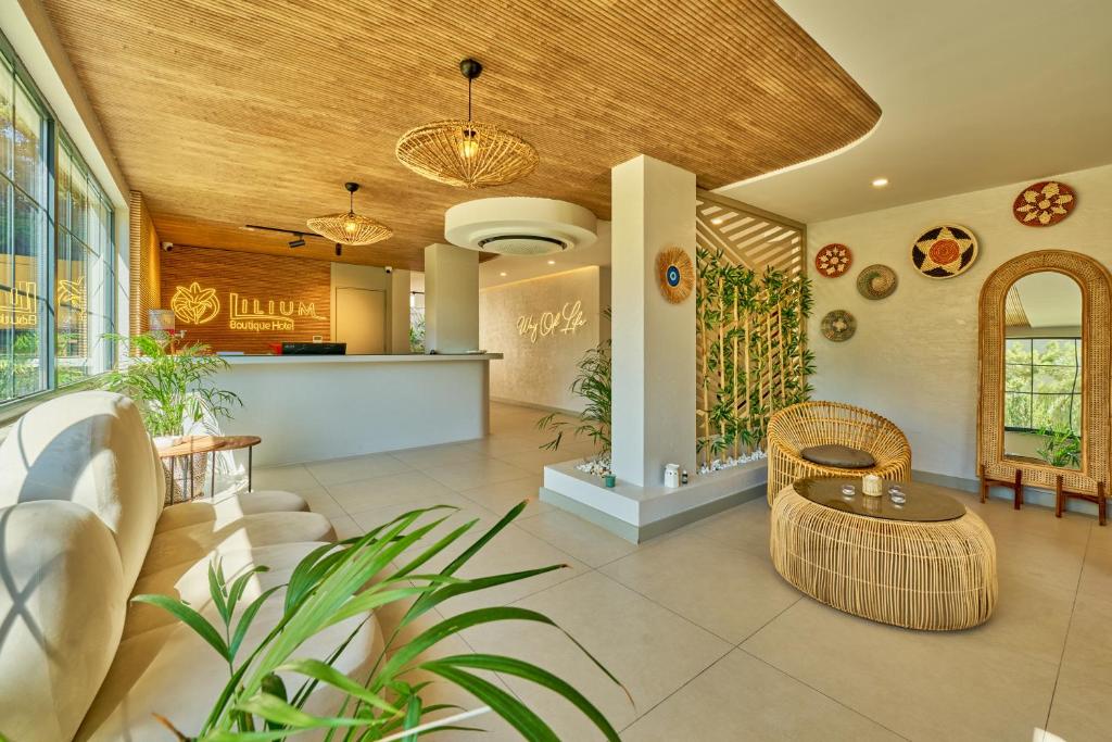 ein Wohnzimmer mit einem Sofa und einem Tisch in der Unterkunft Lilium Boutique Hotel in Antalya