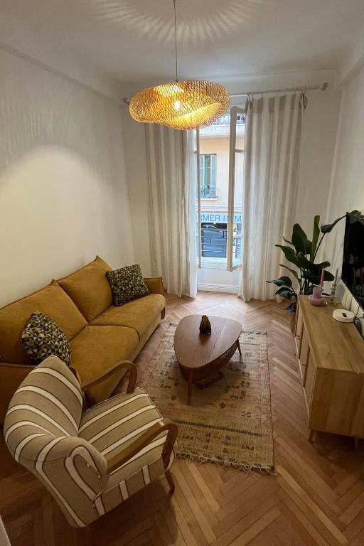 un salon avec un canapé et une table dans l'établissement CHEZ TAMARA, à Nice