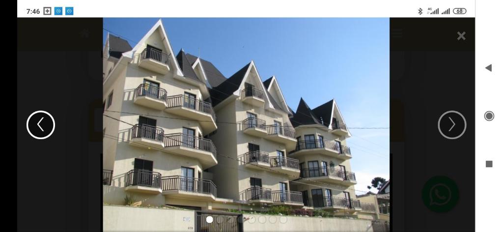 uma imagem de um edifício alto com uma janela em Apto Deslumbrante em Capivari proximo a BADEN BADEN em Campos de Jordão