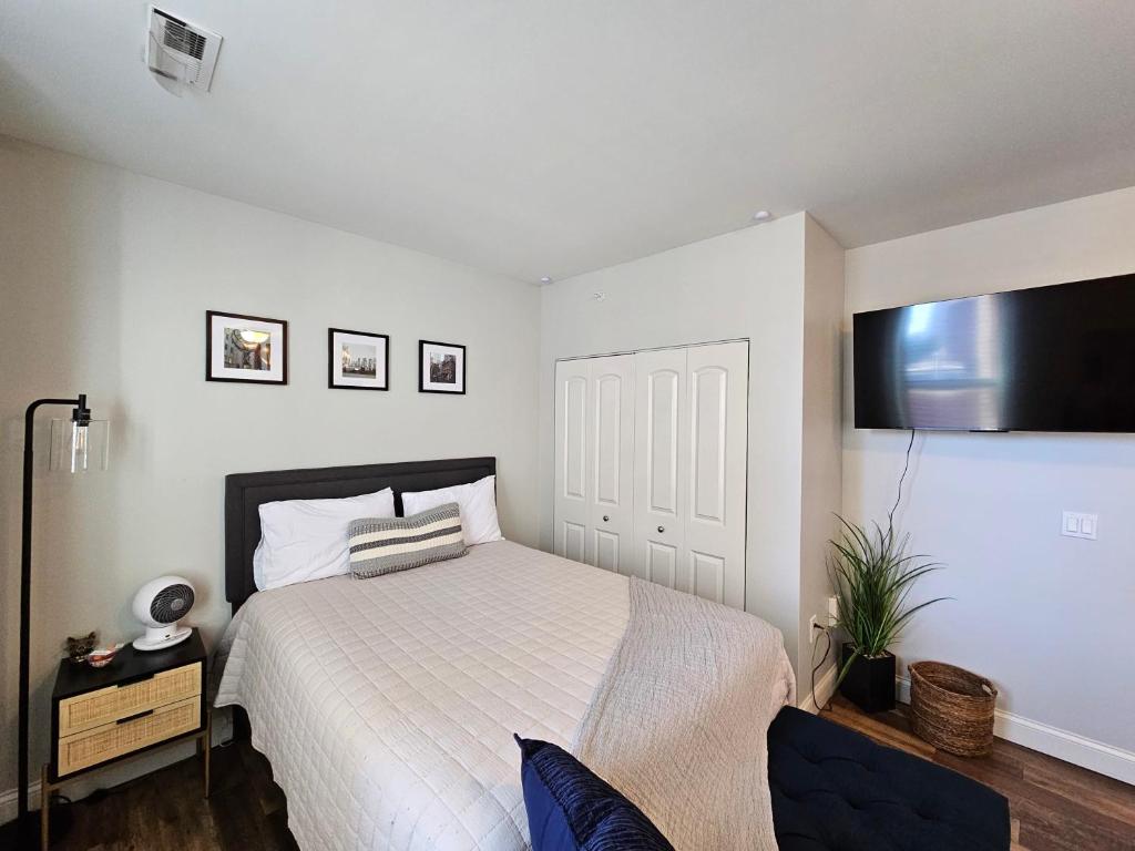 sypialnia z łóżkiem i telewizorem z płaskim ekranem w obiekcie Cozy Stay at the Inman - 214 w mieście Champaign