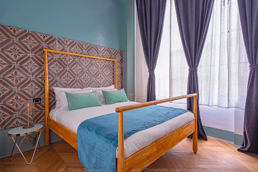 1 dormitorio con 1 cama con cabecero de madera y cortinas en 360Me Palace, en Messina
