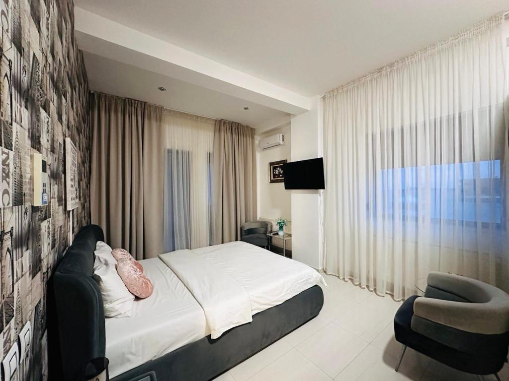 een hotelkamer met een bed en een stoel bij Riviera Studios in Mamaia