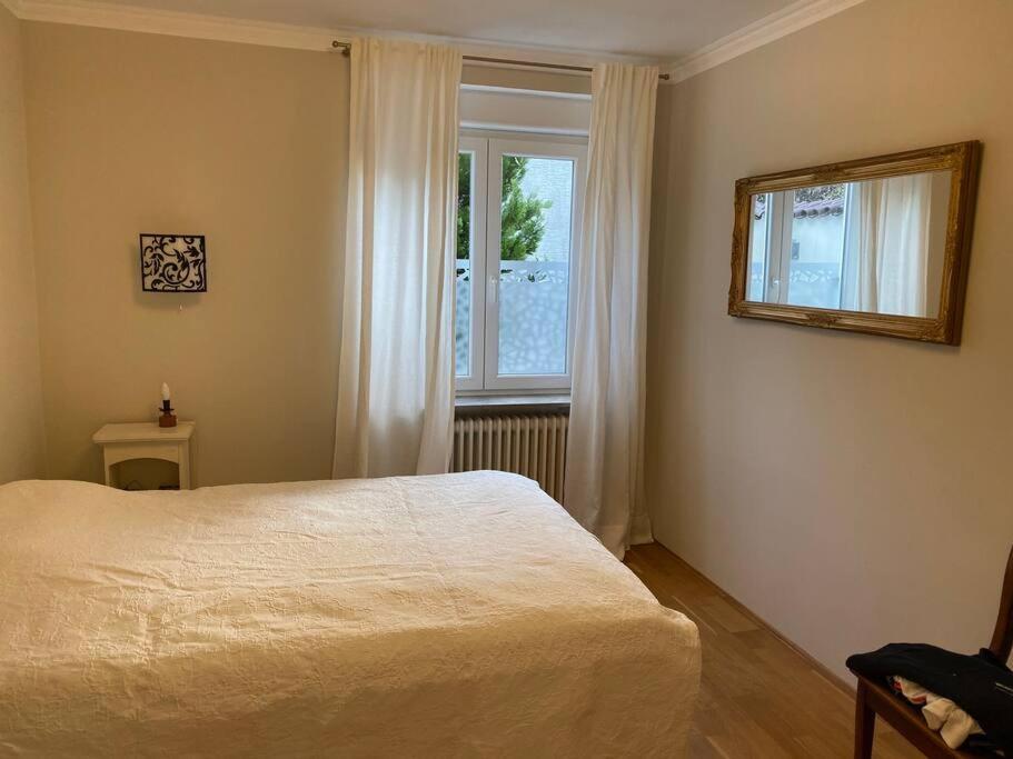 Ένα ή περισσότερα κρεβάτια σε δωμάτιο στο Ruhiges WG-Appartment in Einfamilienhaus