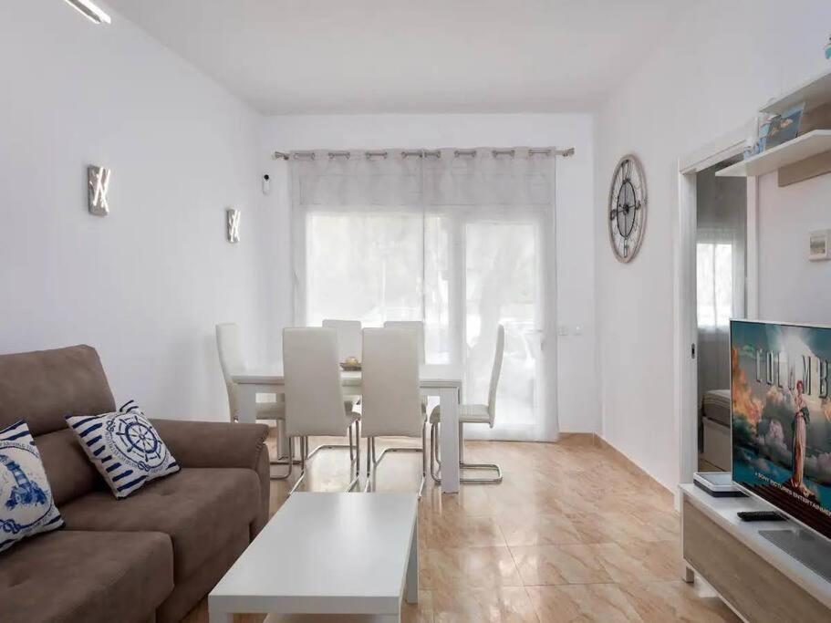 salon z kanapą i stołem w obiekcie Apartamento a 50m de la playa w mieście Platja  d'Aro