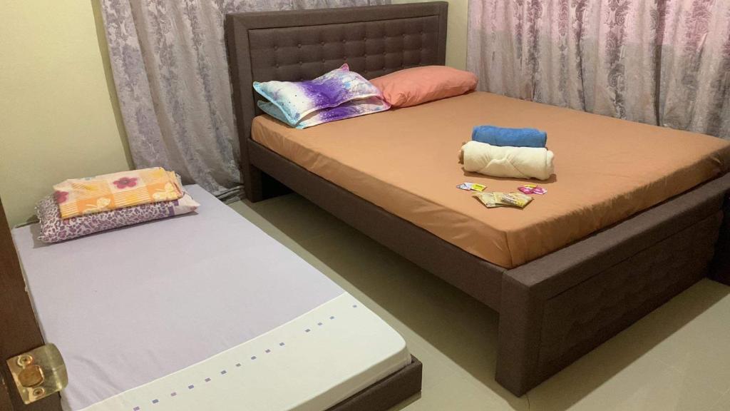 - une chambre avec un lit et 2 oreillers dans l'établissement Pagadian City House Rental - Hidehouse, à Pagadian