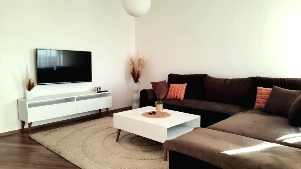 ein Wohnzimmer mit einem Sofa und einem TV in der Unterkunft Velvet Vista in Štip