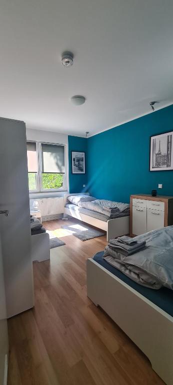 Un pat sau paturi într-o cameră la Schöne 2 Zimmer Apartment in Krefeld City, Monteur Wohnung Netflix & Prime