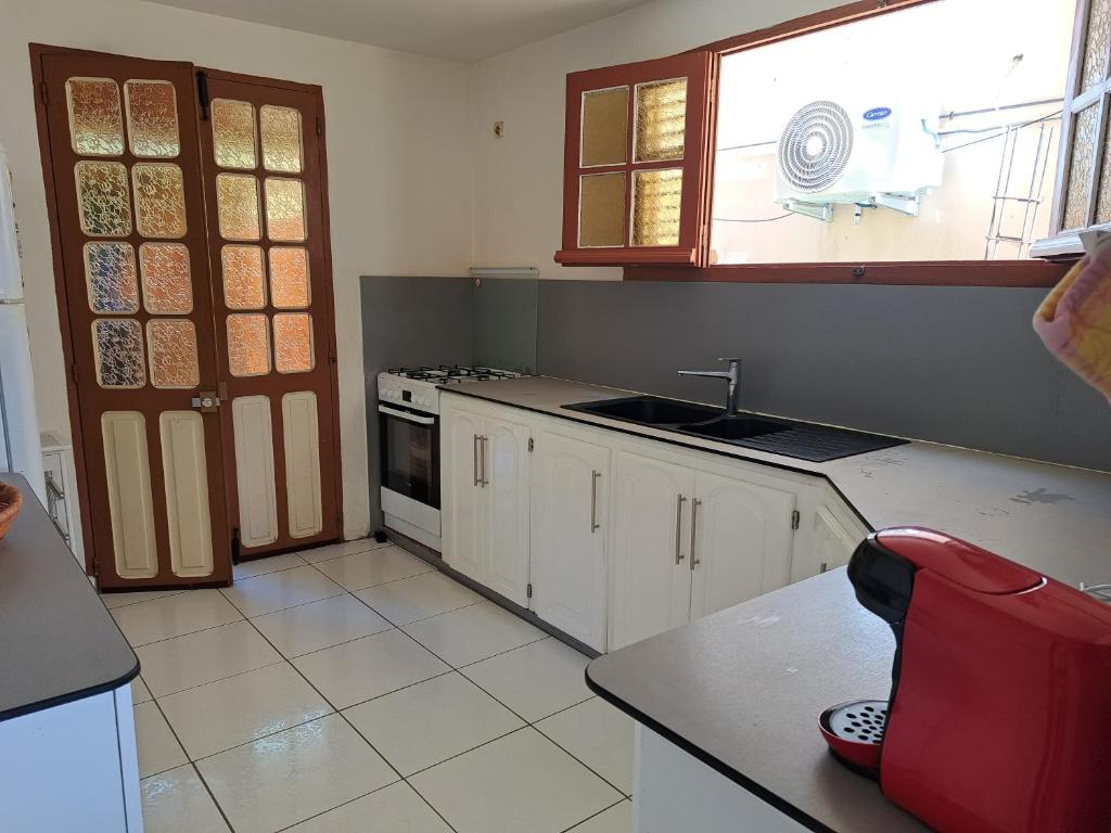 Kuchyň nebo kuchyňský kout v ubytování MAISON de VACANCES ANSES D'ARLET