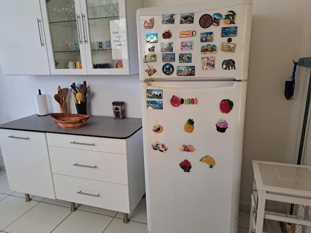 Kuchyň nebo kuchyňský kout v ubytování MAISON de VACANCES ANSES D'ARLET