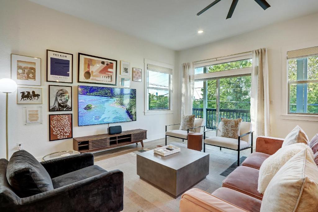 Bachelor/Bachelorette Mansion In the Heart of ATX, Austin Updated