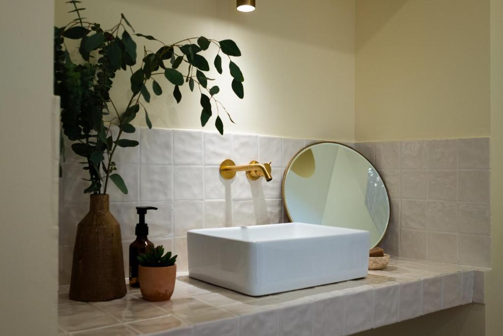 uma casa de banho com um lavatório e um espelho num balcão em CASASUPERTUBOS - Óbidos em Óbidos