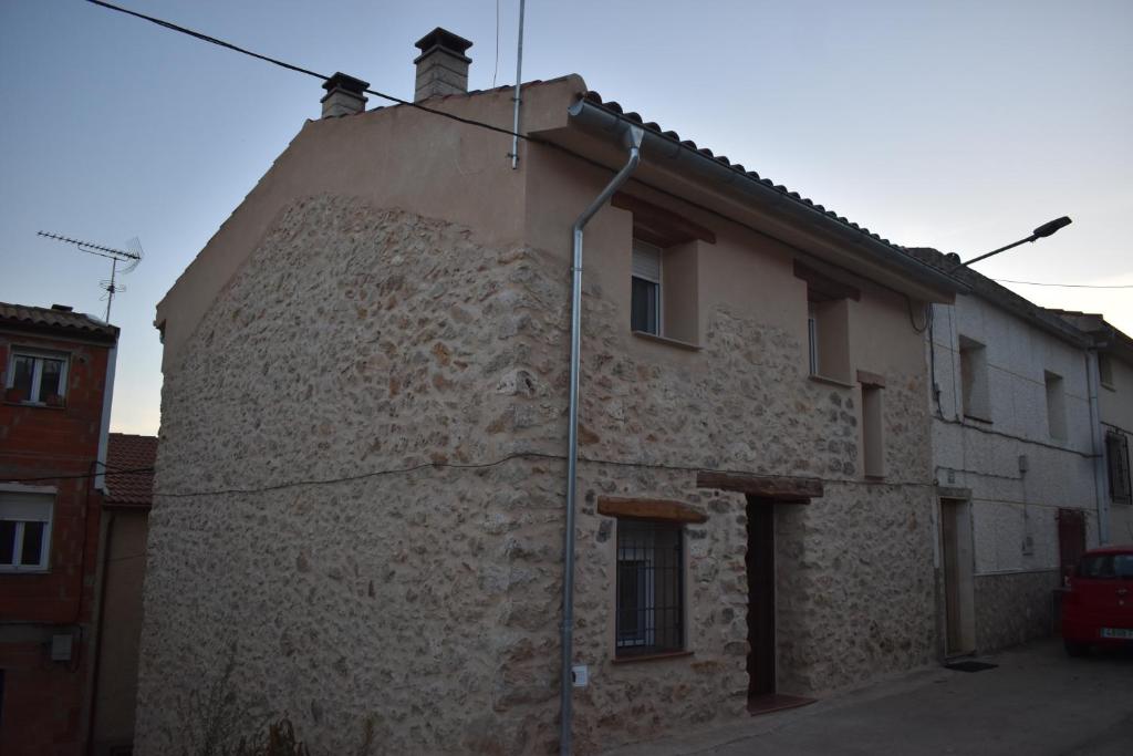 un viejo edificio de piedra con una chimenea encima en Casa Rural Fuente de la Plata, en Molinicos