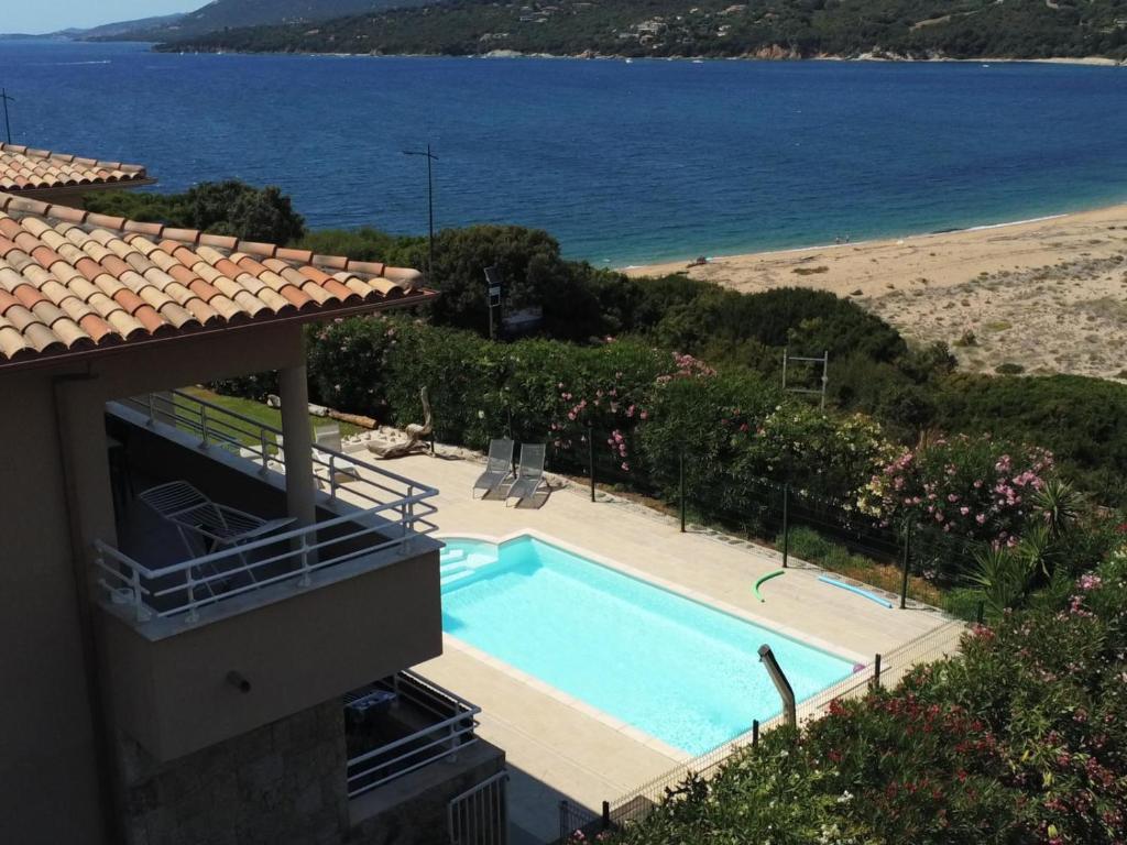 Casa con piscina junto a la playa en Appartement avec piscine à 50 m de la plage, en Propriano