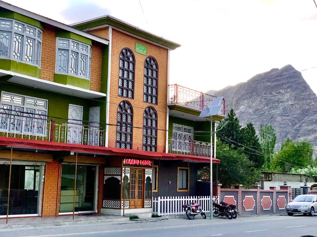 ein Gebäude mit einem Motorrad, das davor geparkt ist in der Unterkunft Skardu Lodge in Skardu