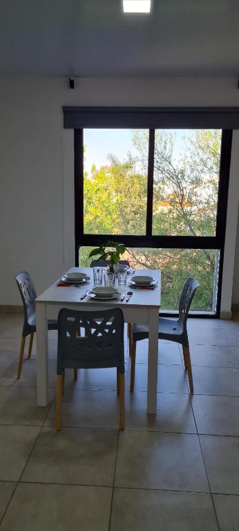 聖弗朗西斯科的住宿－Roca Apart，窗户客房内的白色桌椅