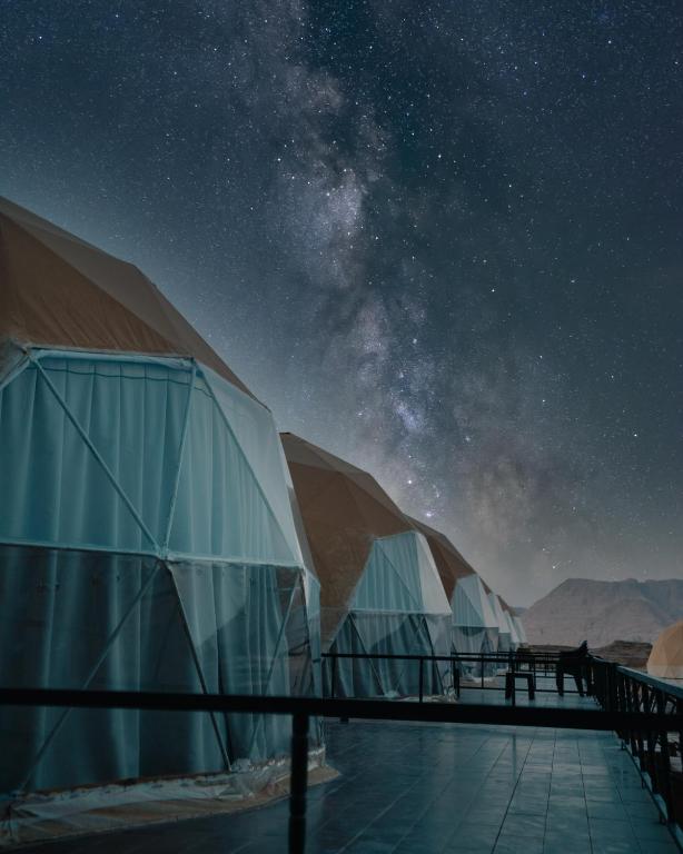 a night view of a museum under the stars at Wadi Rum Desert Dunes Luxury Camp in Wadi Rum