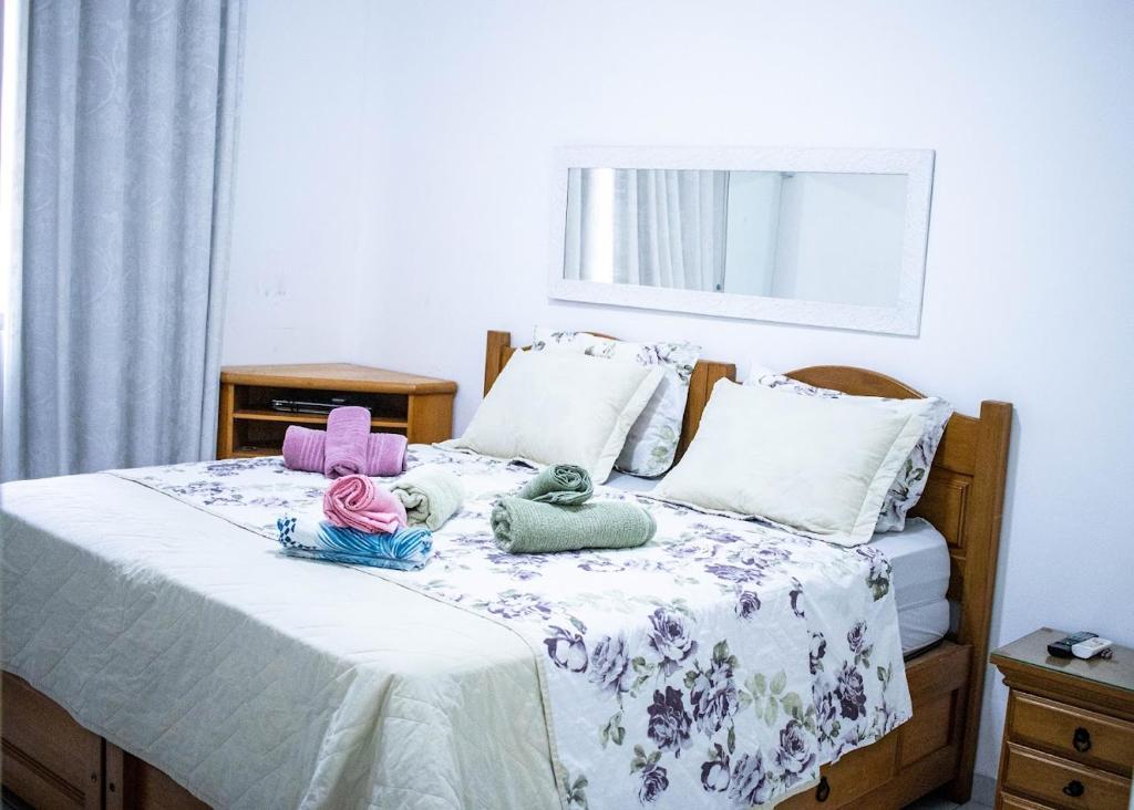 una cama con dos animales de peluche sentados en ella en Santana Temporada - Bolivar Apartments, en Río de Janeiro
