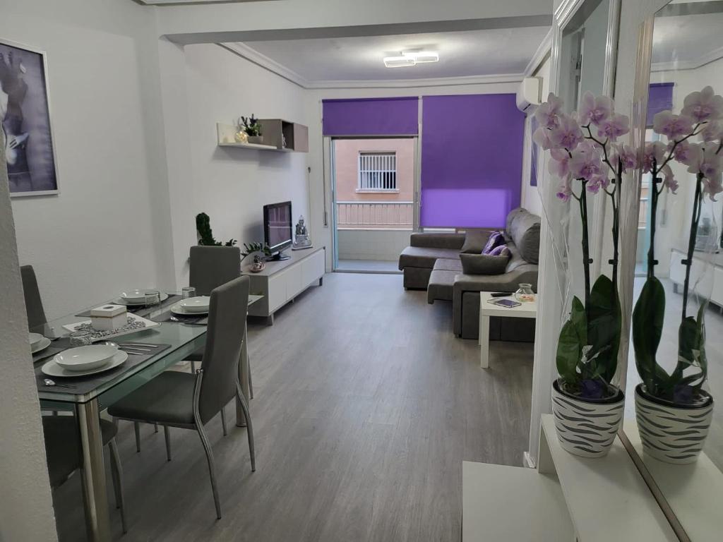 sala de estar con mesa y sala de estar con paredes de color púrpura. en Estilo Urbano San Gines, en Cartagena