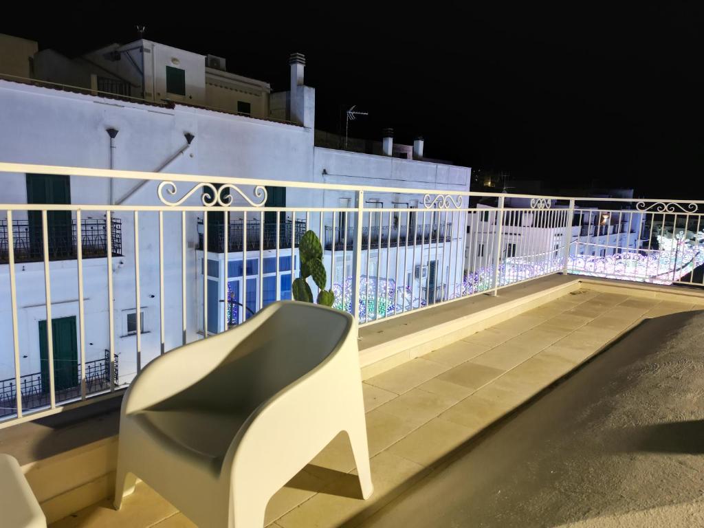 Bazén v ubytování Suites Dimora Garibaldi nebo v jeho okolí