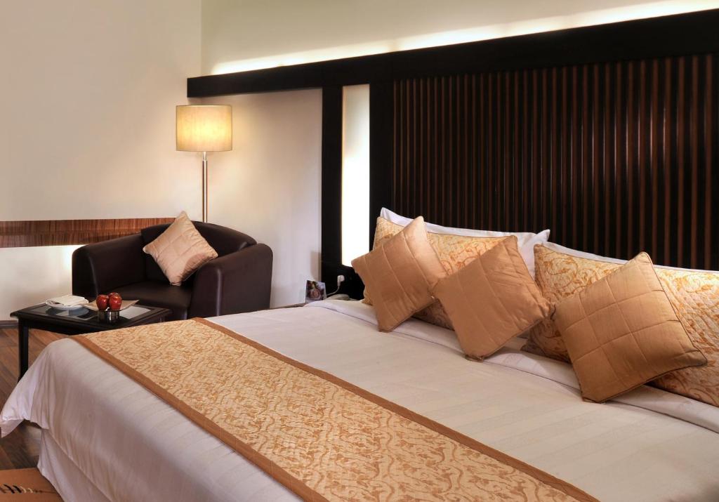سرير أو أسرّة في غرفة في Fortune Inn Haveli, Gandhinagar - Member ITC's Hotel Group