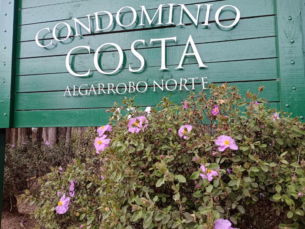 una señal de coronado costanza con flores rosas en Costa Algarrobo Norte, en Algarrobo