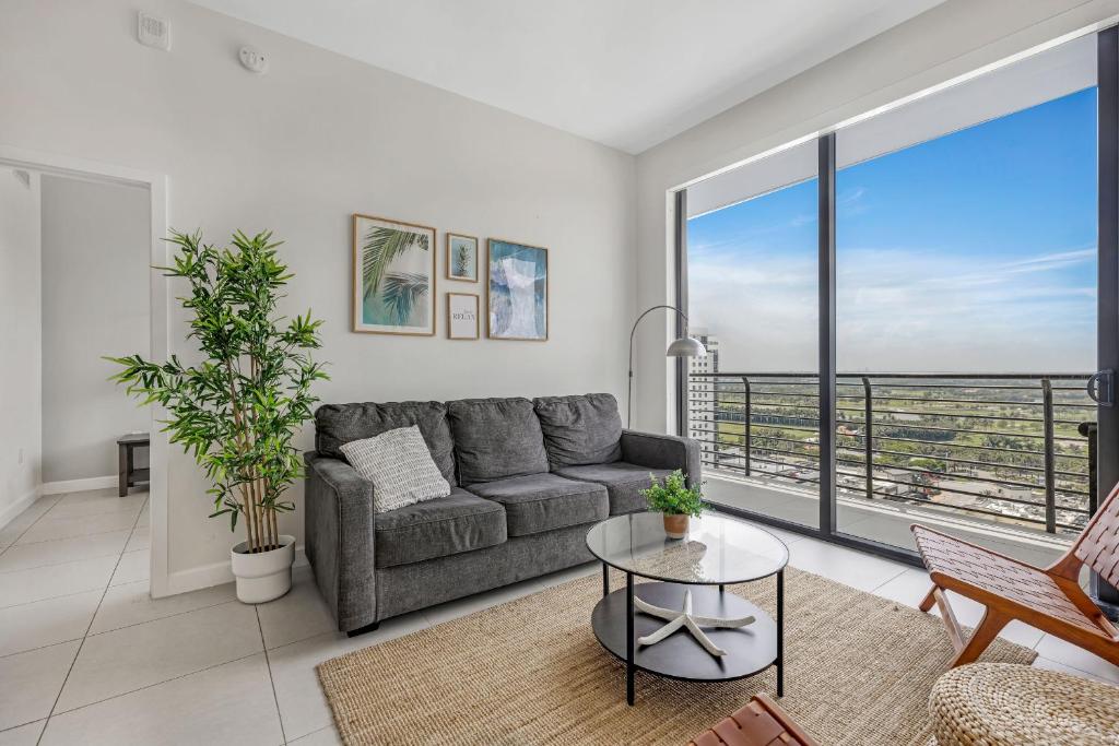 Enchanting Condo In The Heart Of Doral with Golf Course Views - Apartamento De Dos Dormitorios