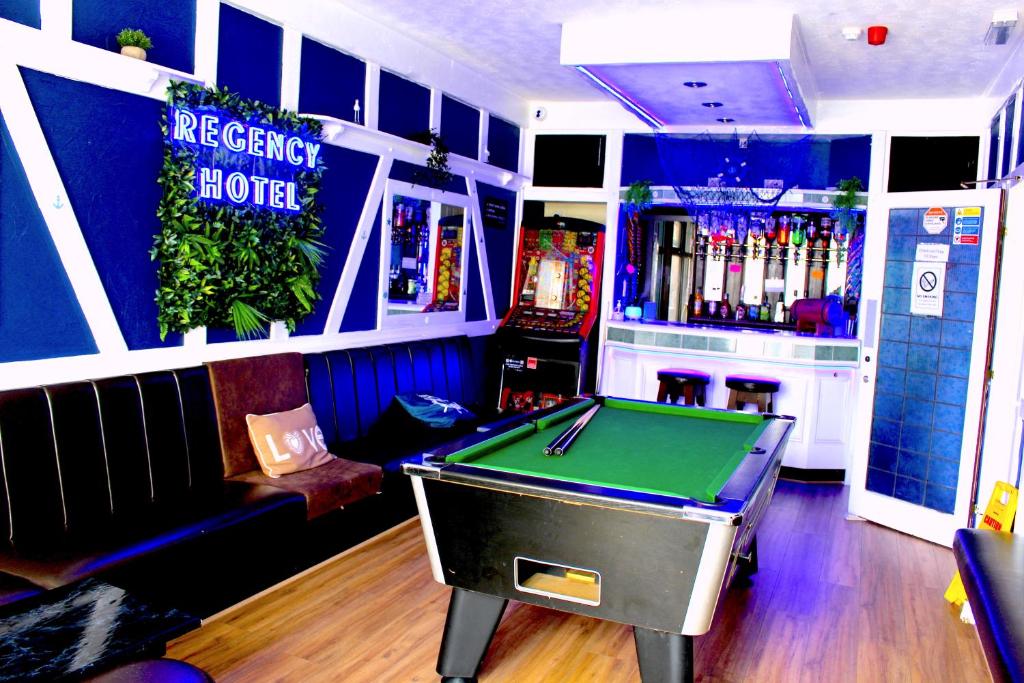 The Regency Hotel tesisinde bir bilardo masası