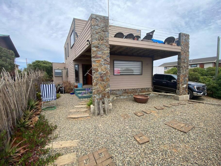 uma casa com um carro estacionado em frente em Pichidangui Comoda Casa Vista al Mar Full Equipada em Pichidangui