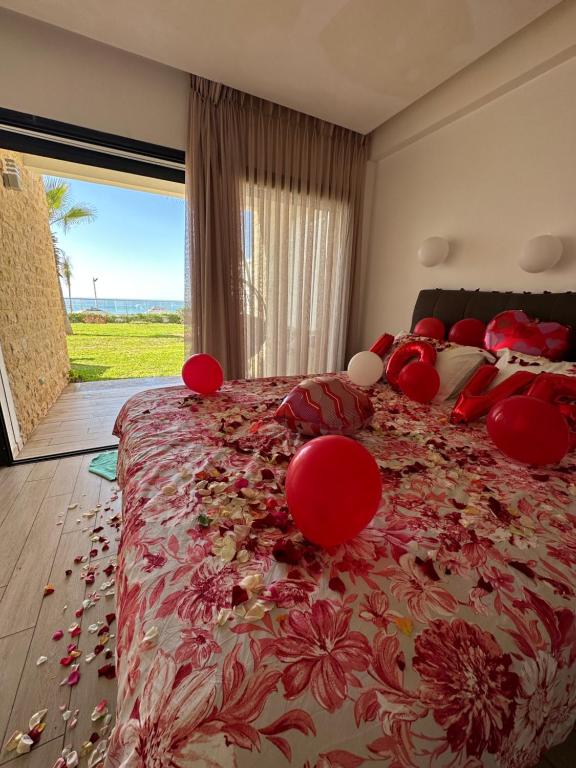 Postel nebo postele na pokoji v ubytování OCEAN VIEW, Prestigia Plage des Nations