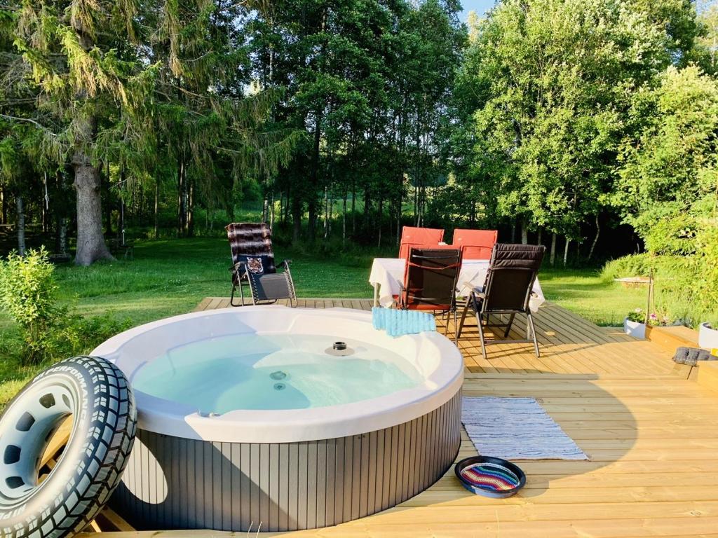 una gran bañera de hidromasaje con forma de neumático en una cubierta en The Blomsholm Cabin en Strömstad