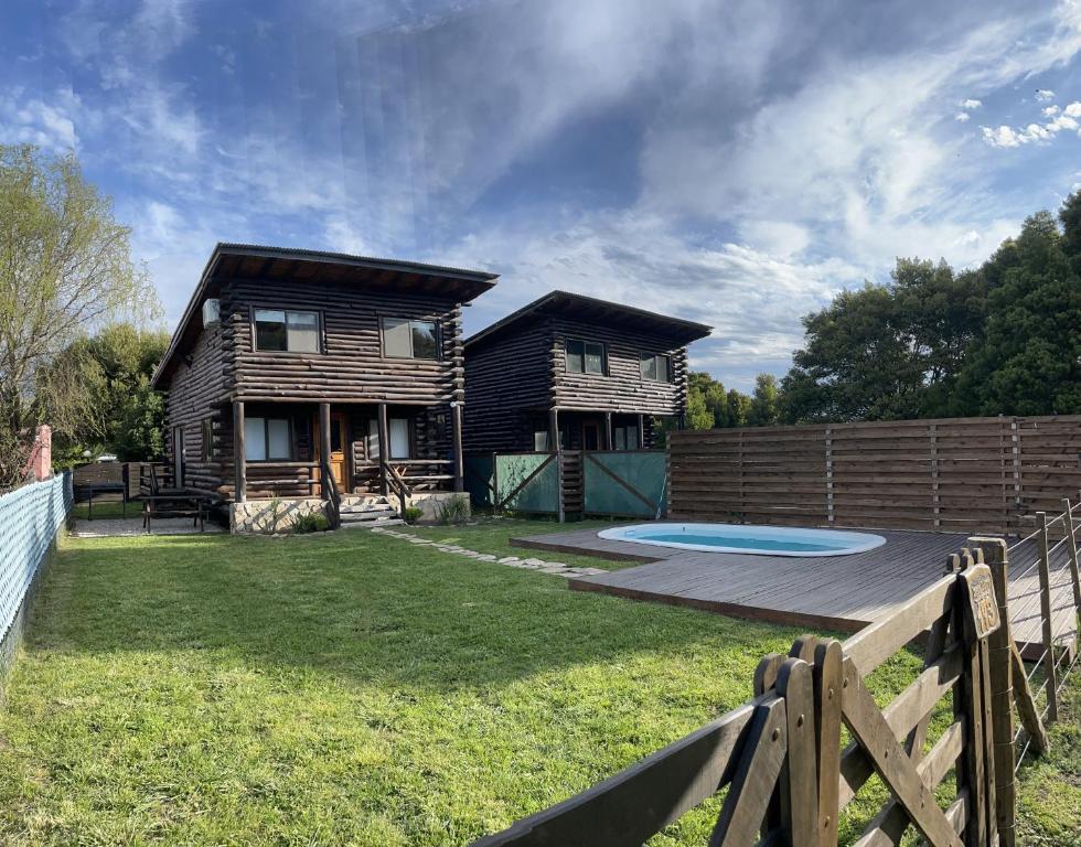 a house with a backyard with a swimming pool at Ventanas al Norte in Chascomús