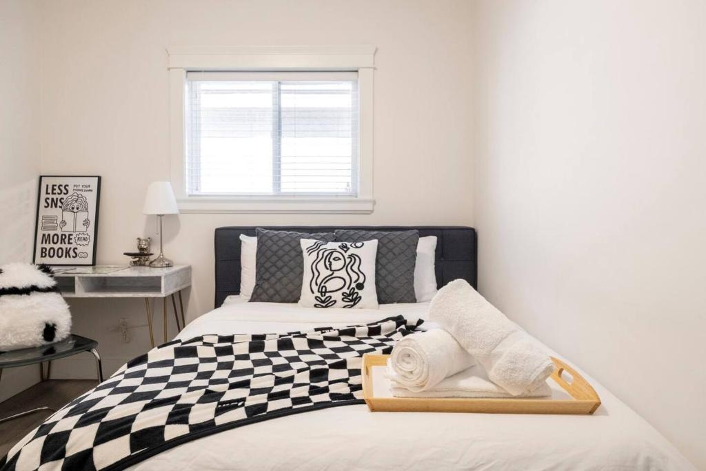 Postel nebo postele na pokoji v ubytování Si & Daniel Home Near YVR Airport & Skytrain Separate Entry Free Parking