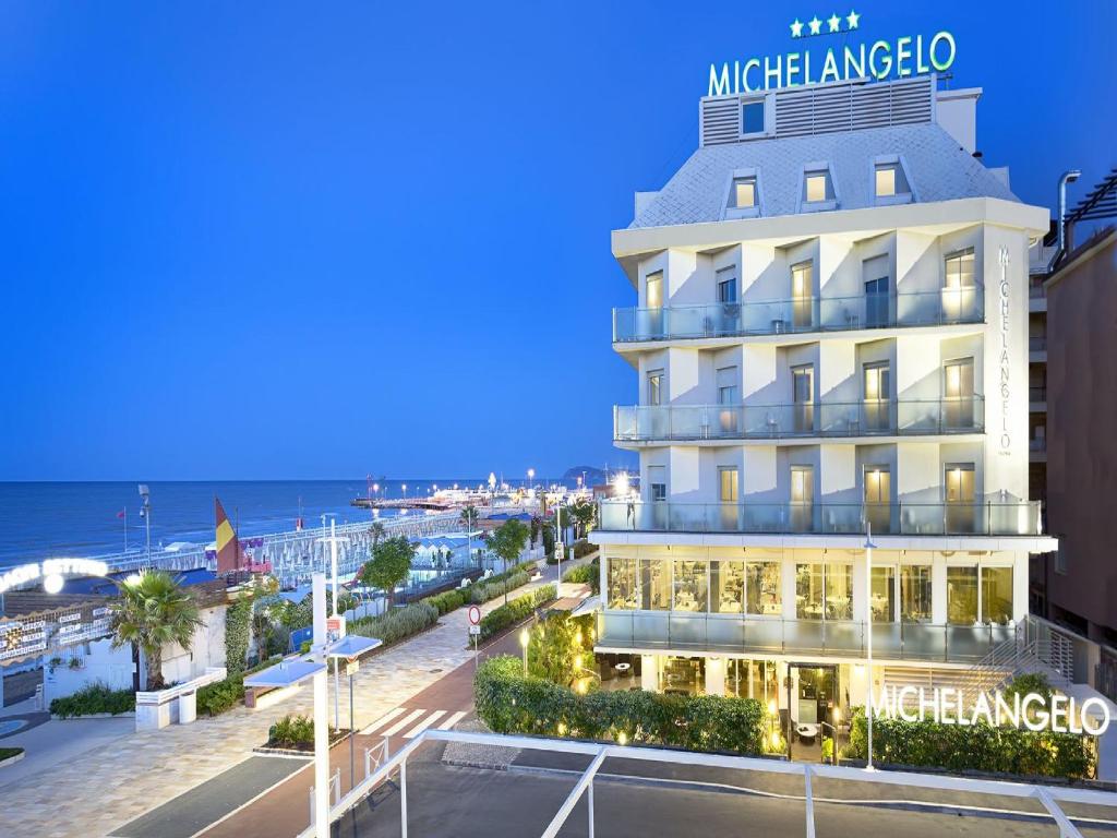 un hôtel avec l'océan en arrière-plan dans l'établissement Hotel Michelangelo, à Riccione