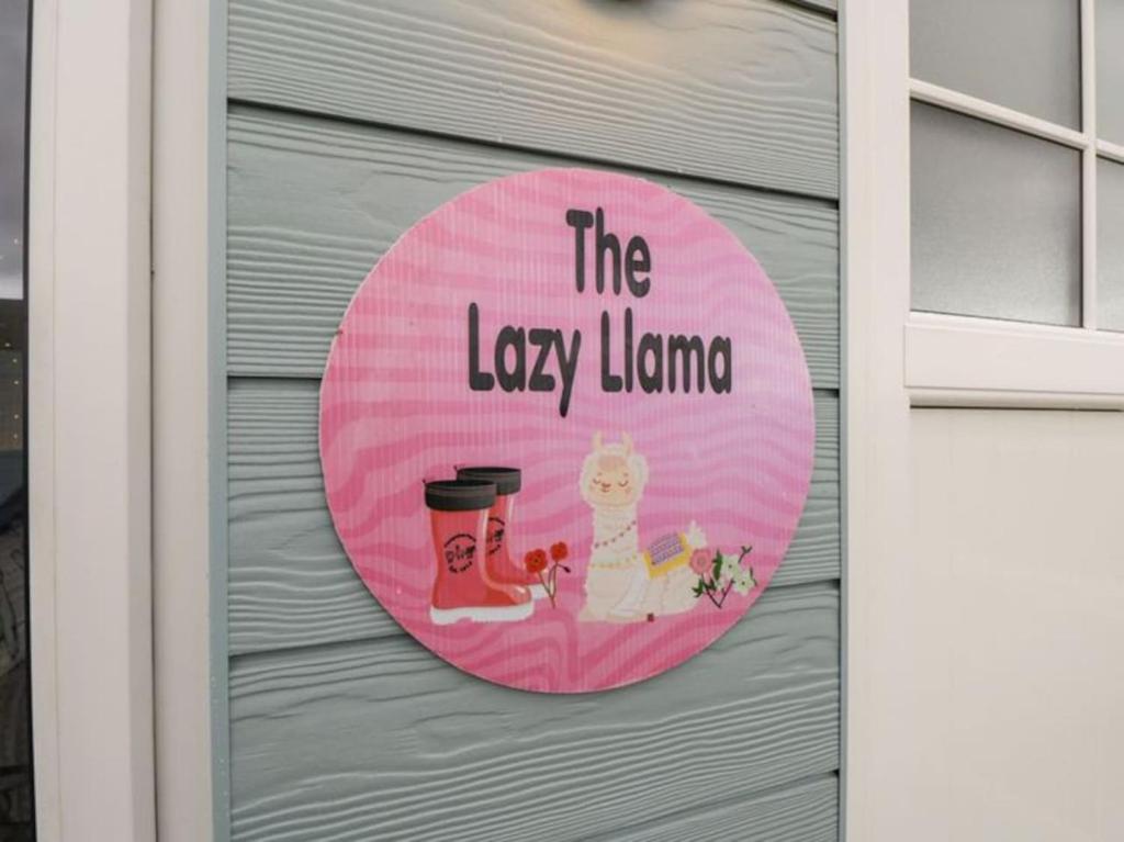 Sertifikat, penghargaan, tanda, atau dokumen yang dipajang di The Lazy Llama Farm Stay Shepherd Hut