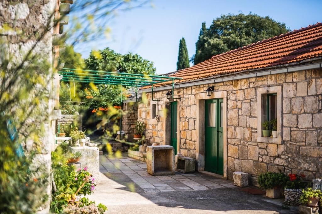 Το κτήριο όπου στεγάζεται  το διαμέρισμα