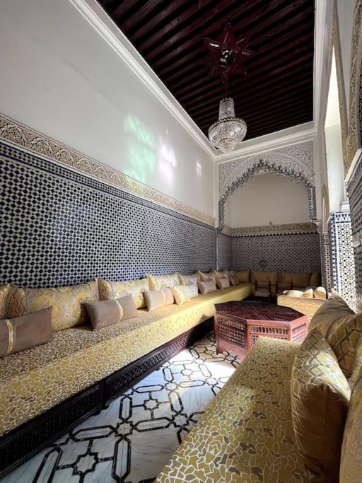 Traditional Riad in Rabat في الرباط: غرفة معيشة مع أريكة وطاولة