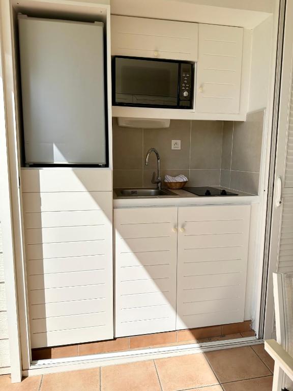Kuchyň nebo kuchyňský kout v ubytování Studio dans un magnifique complexe de vacances a ST luce