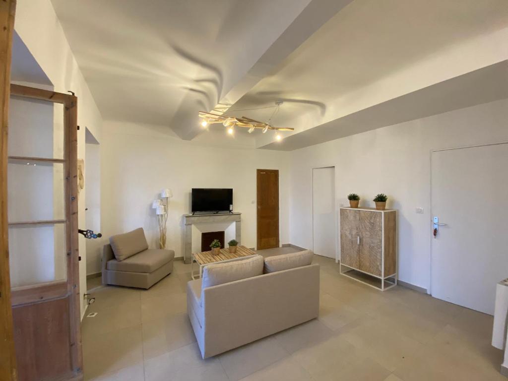 un salon avec un canapé et une cheminée dans l'établissement Leopold housse, à La Ciotat